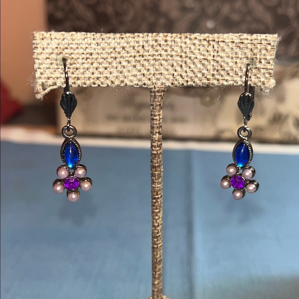 Gun metal floral dangle earrings, blue and purple - Picture 3 of 7